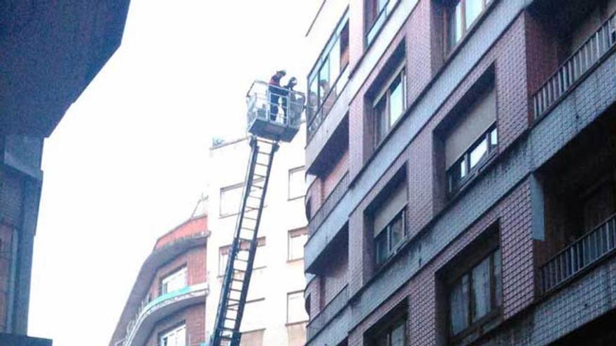 Bomberos en el lugar del suceso.