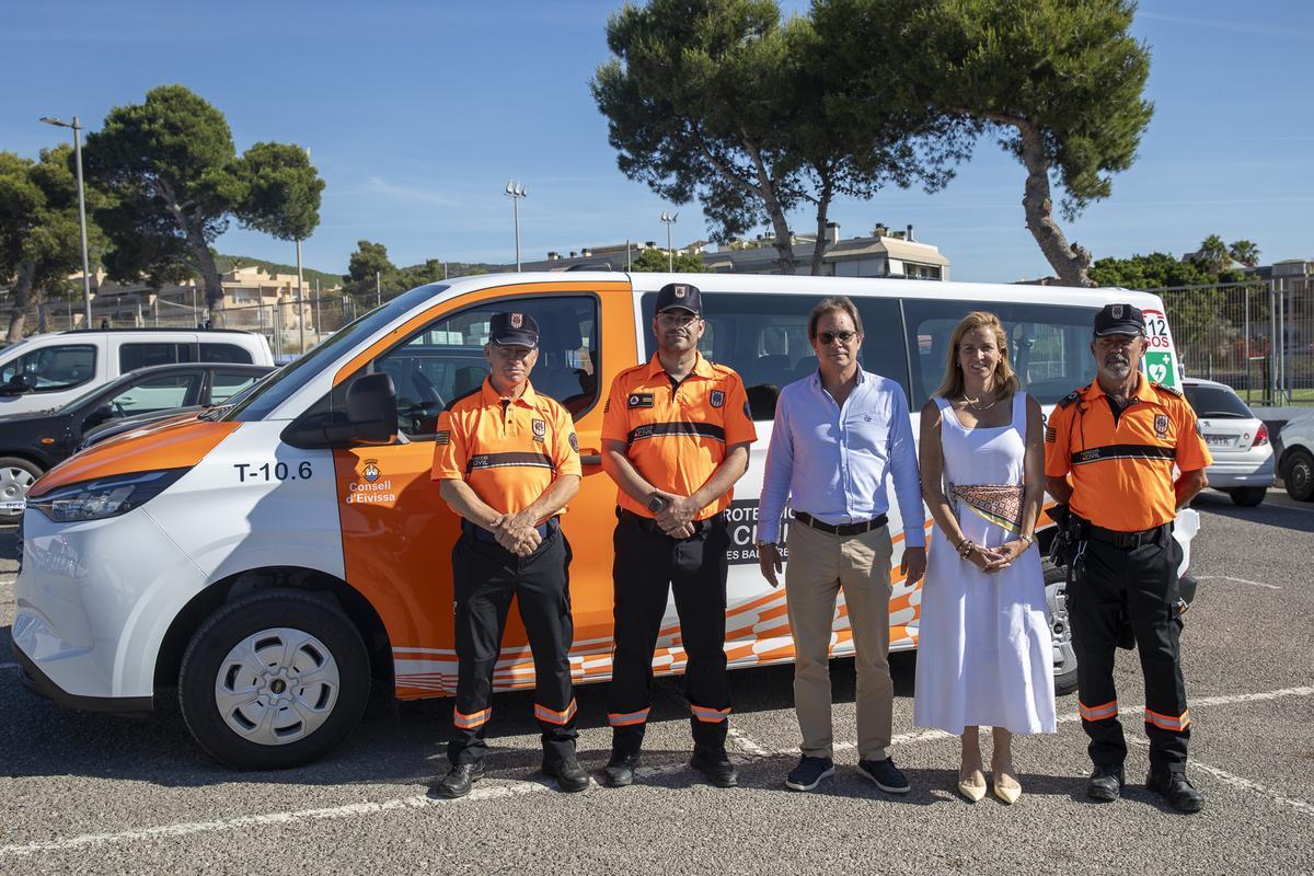 La presentación de la nueva furgoneta de refuerzo para el equipo de Protección Civil de Ibiza