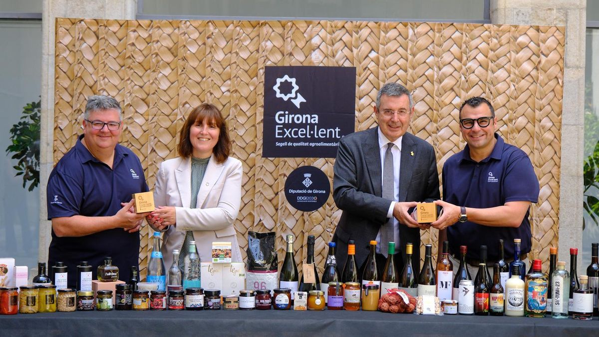 Vanessa Peiró i Miquel Noguer amb Pep Nogué i Jordi Àvila, durant la presentació dels productes segellats amb el Girona Excel·lent 2025-2026.