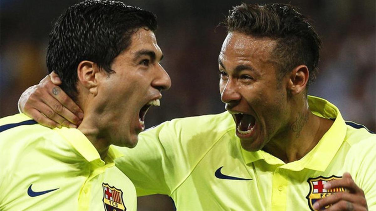 Luis Suárez celebra con Neymar uno de los goles marcados en París