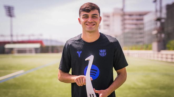 Pedri recibe el trofeo del once ideal masculino de la temporada 24/25 de FIFPro