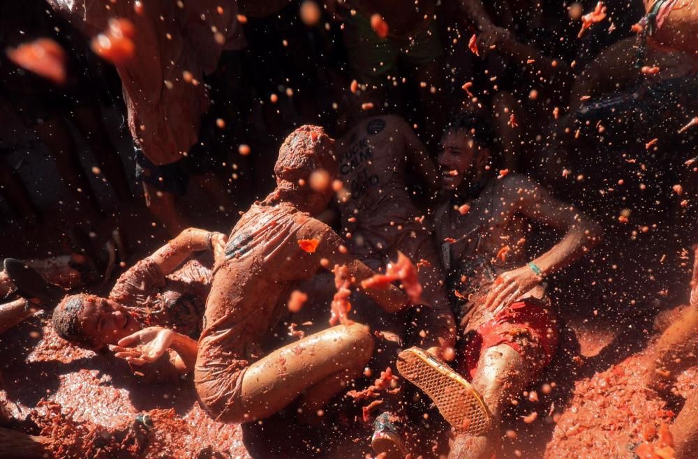 Unes 20.000 persones participen a la Tomatina de Bunyol