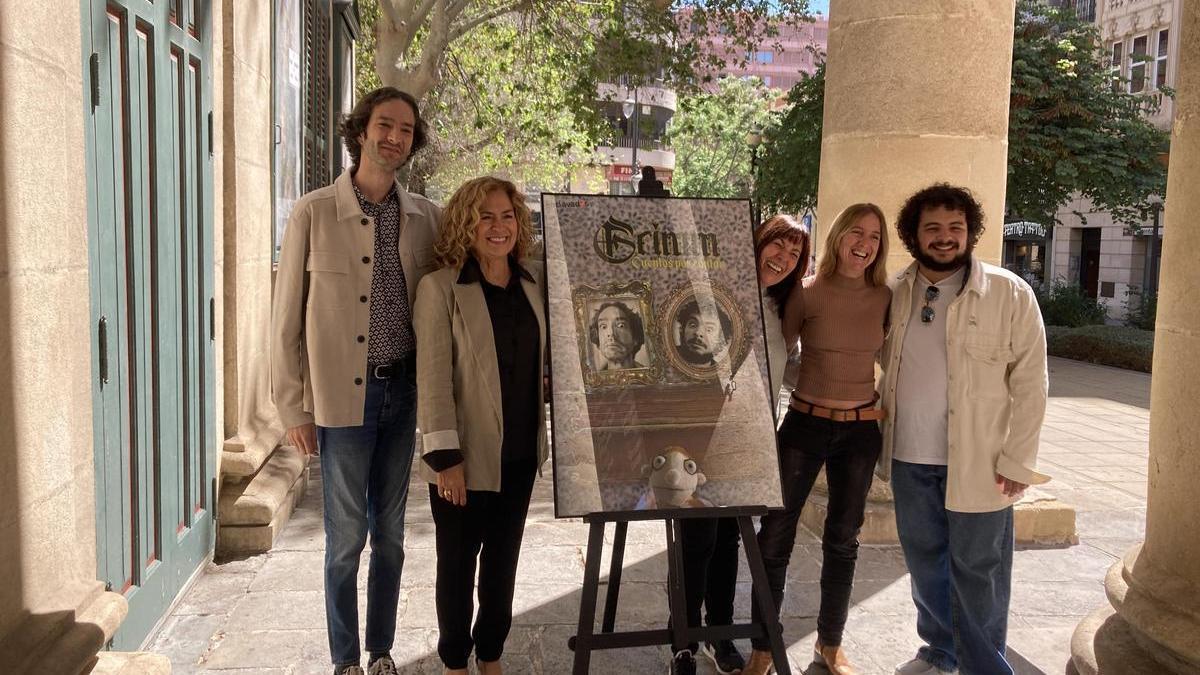 La compañía Enclavados Teatro, con la subdirectora del Teatro Principal de Alicante, María Dolores Padilla