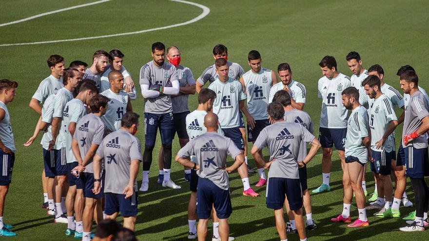 La selección española, 
al comienzo del
 entrenamiento. | // EFE