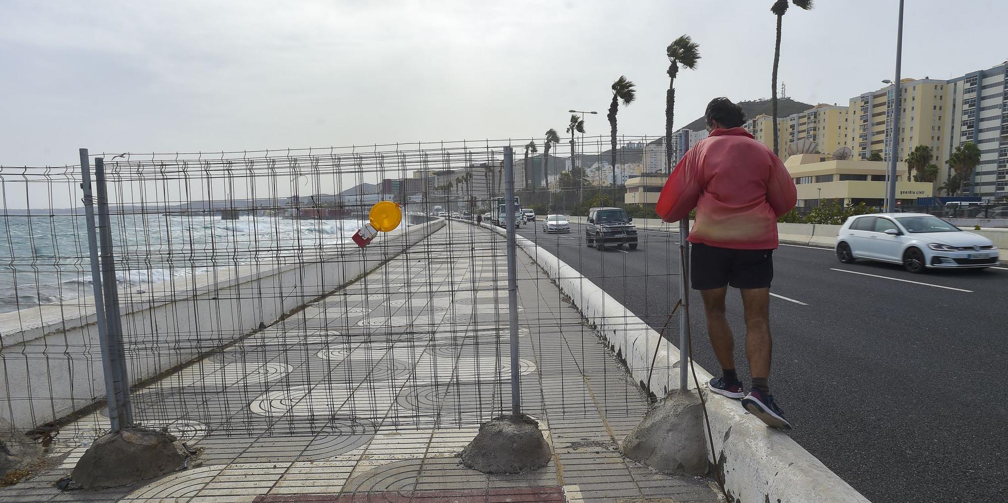 Paseo marítimo cortado al tránsito de personas, a la altura del Hospital Insular