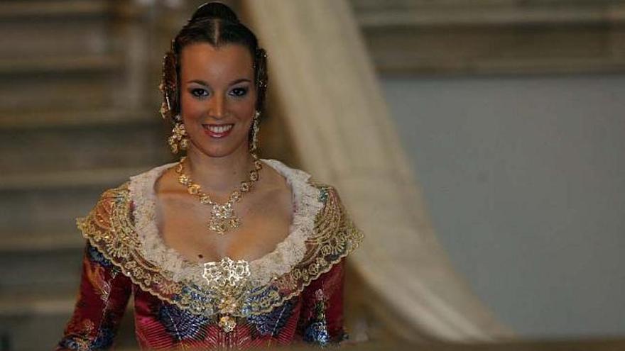 Subidón de peldaños y adrenalina. La candidata de la falla Eduardo Marquina, Mari Carmen Agustí, asciende la escalera principal del ayuntamiento.