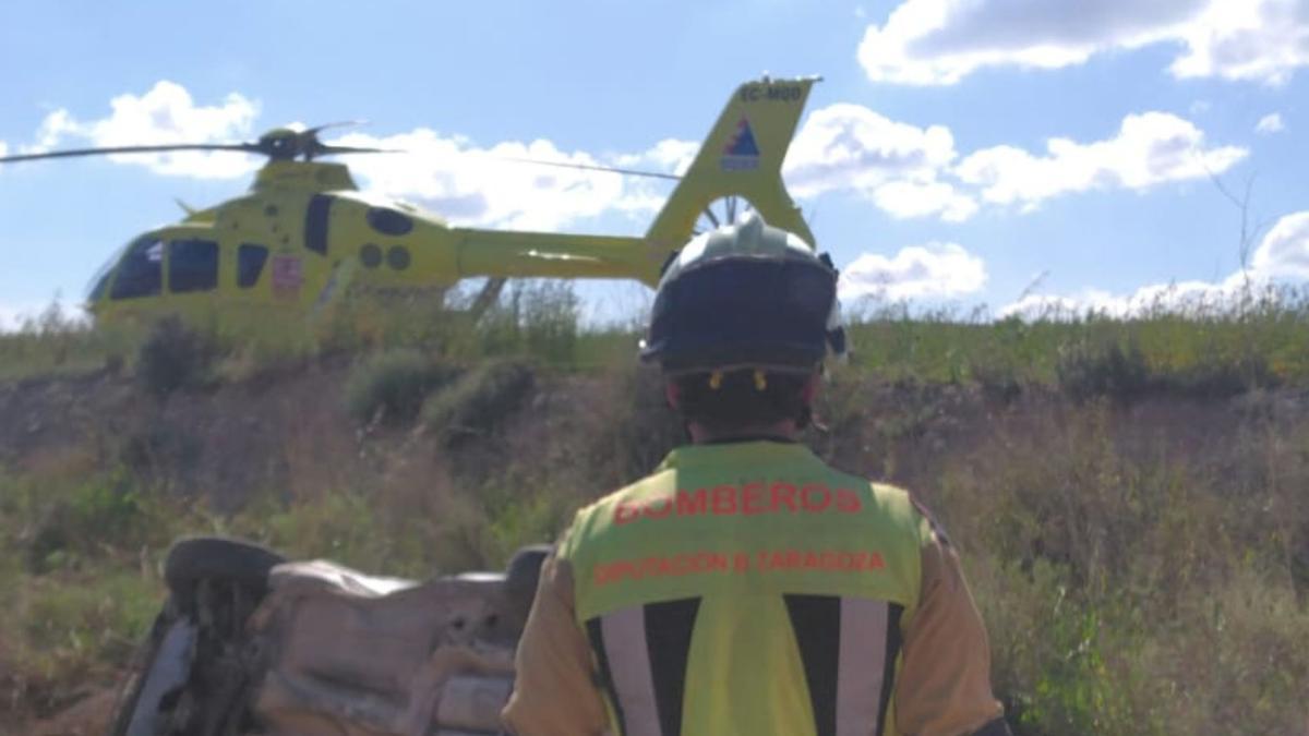 Bomberos de la Diputación Provincial de Zaragoza en el rescate de la mujer