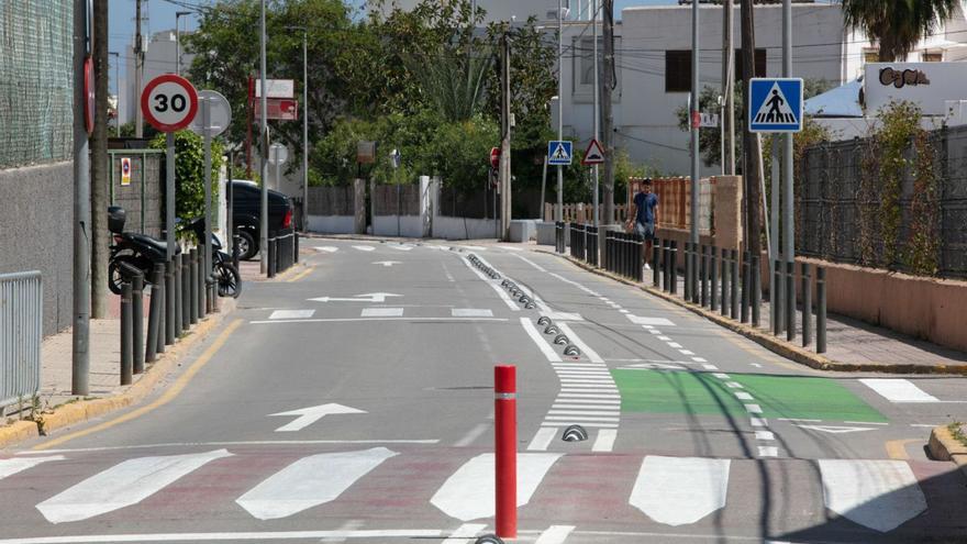 El carril para bicicletas de la calle Vicent Serra, en Sant Jordi. | VICENT MARÍ