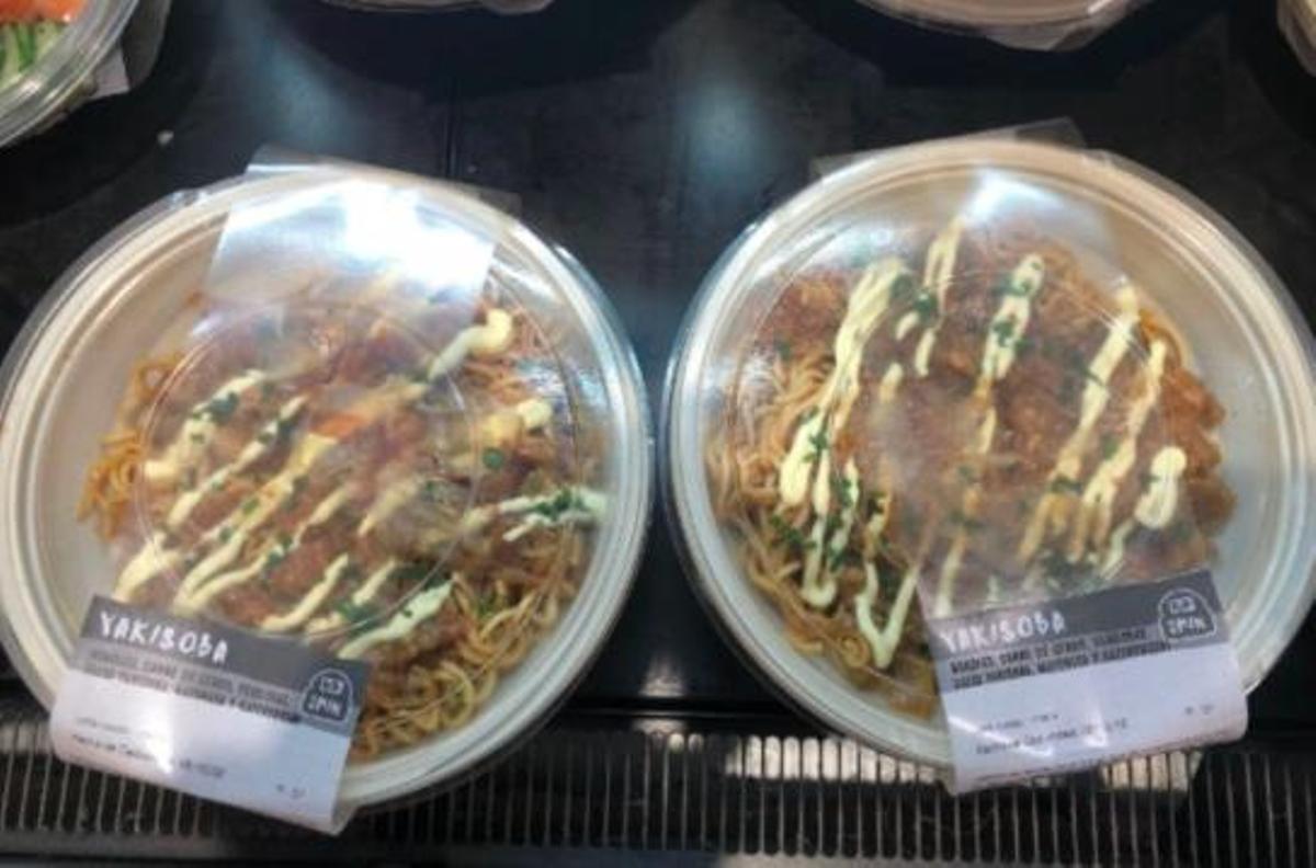 Dos platos del yakisoba de Mercadona