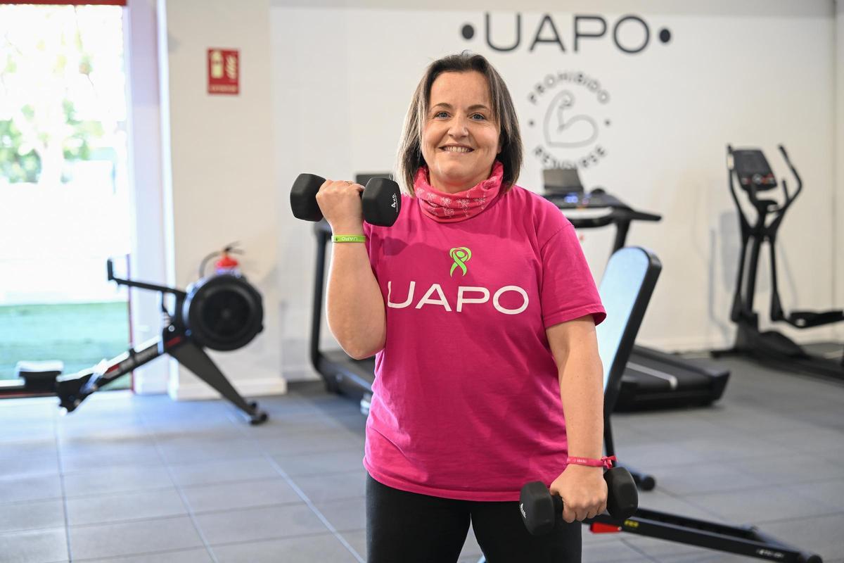 Una paciente oncológica realiza ejercicios de fuerza.