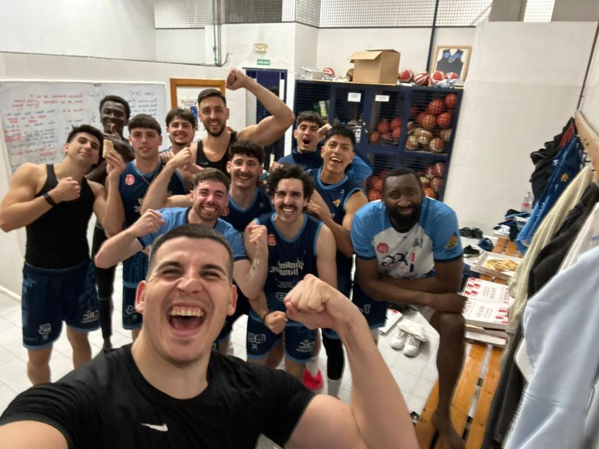 Los jugadores del Ciudad de Molina Basket, celebrando un triunfo de esta temporada