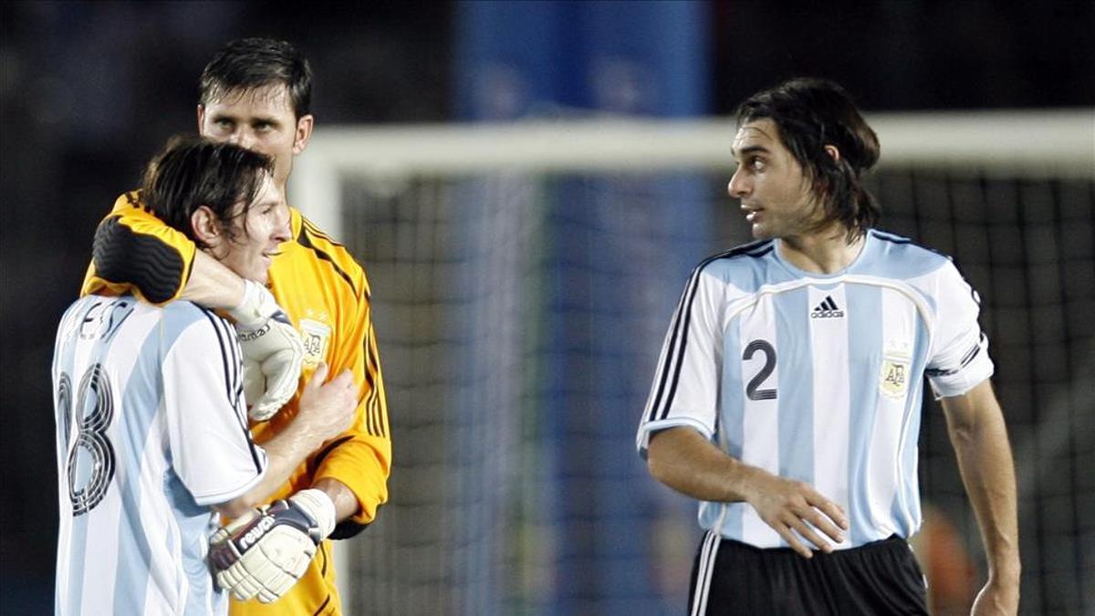 Leo Messi junto a Roberto Ayala en la selección de Argentina