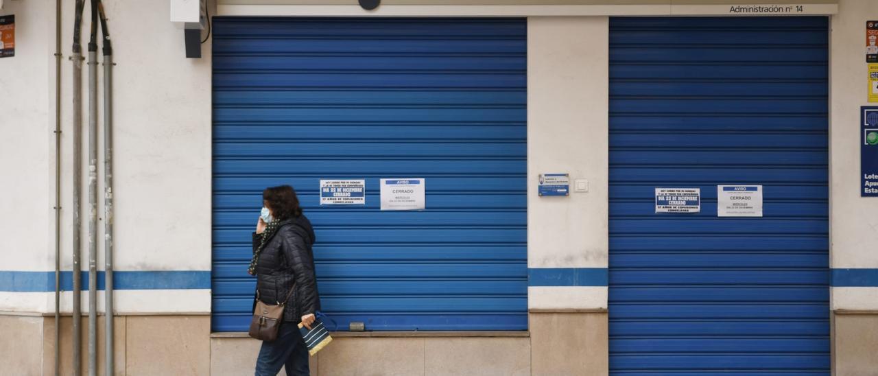 La administración 14 de la capital, cerrada y con los carteles de la convocatoria.