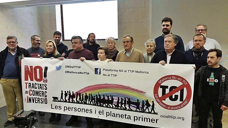 Representantes de la &#039;Plataforma Mallorca No a los TCI&#039; .