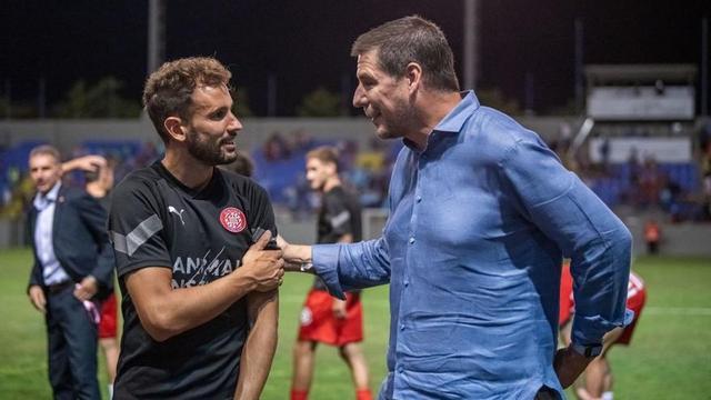 Marcelo Claure parla amb Cristhian Stuani un cop acabat el partit contra el Bolívar.  | GIRONA FC