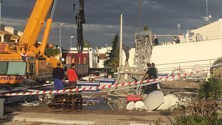 Cae una torre de comunicación de más de 30 metros en Pilar de la Horadada