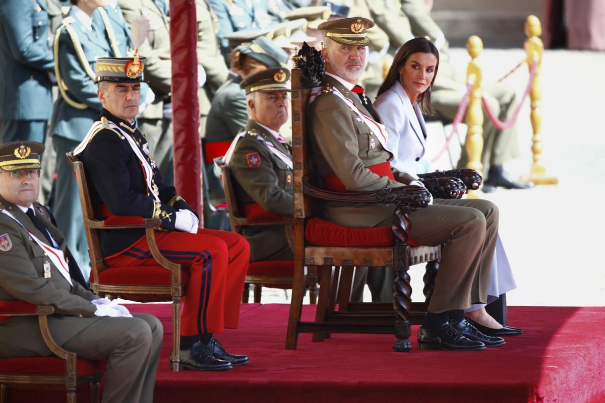 Los reyes asisten en la Academia de Zaragoza a a jura de bandera de Felipe VI