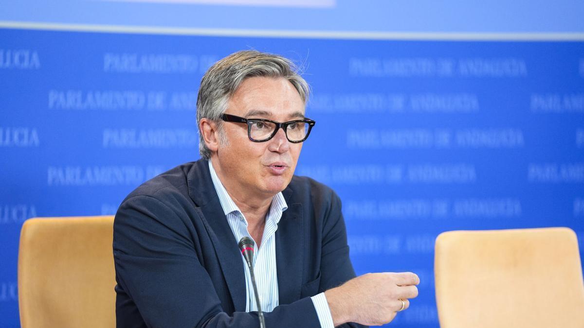 El portavoz del Grupo Parlamentario VOX, Manuel Gavira, durante la ronda de ruedas de prensa de portavoces de los grupos parlamentarios en el Parlamento de Andalucía.