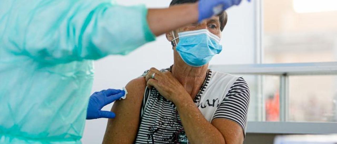 Una mujer se vacuna en el Recinto Ferial.