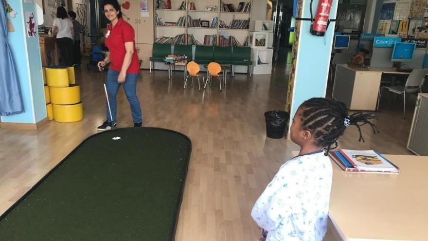 Voluntarios animan la estancia de niños en el Reina Sofía durante la Semana Santa