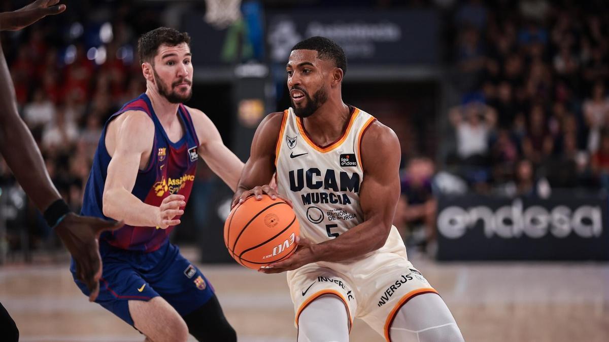 David DeJulius, del UCAM Murcia, frente a Darío Brizuela durante un encuentro en el Palau.