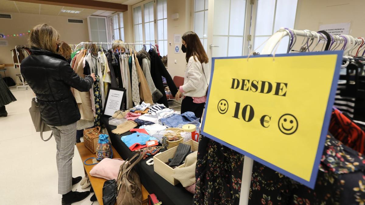 Influencers' de Aragón venden su ropa en el III 'Fashionmarket' Zaragoza