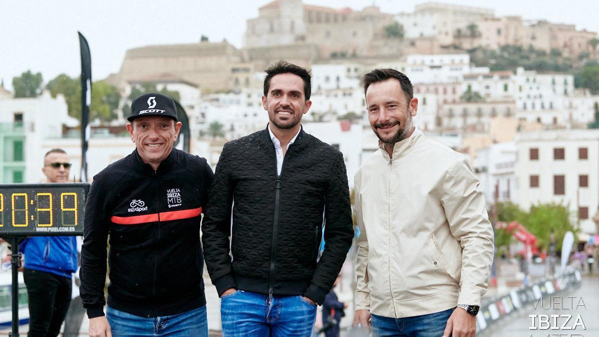 Alberto Contador, en el centro de la imagen, en una visita a la isla para presentar la Vuelta a Ibiza MTB.