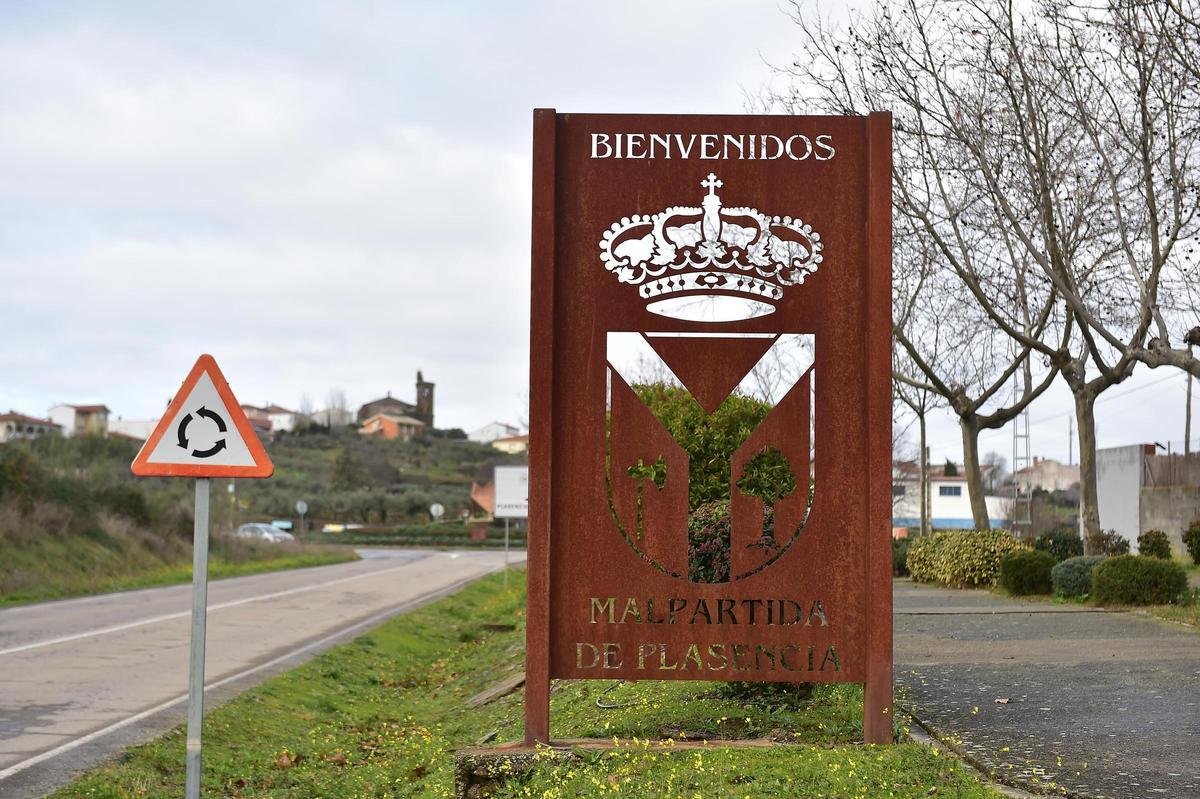 Uno de los accesos a Malpartida de Plasencia.