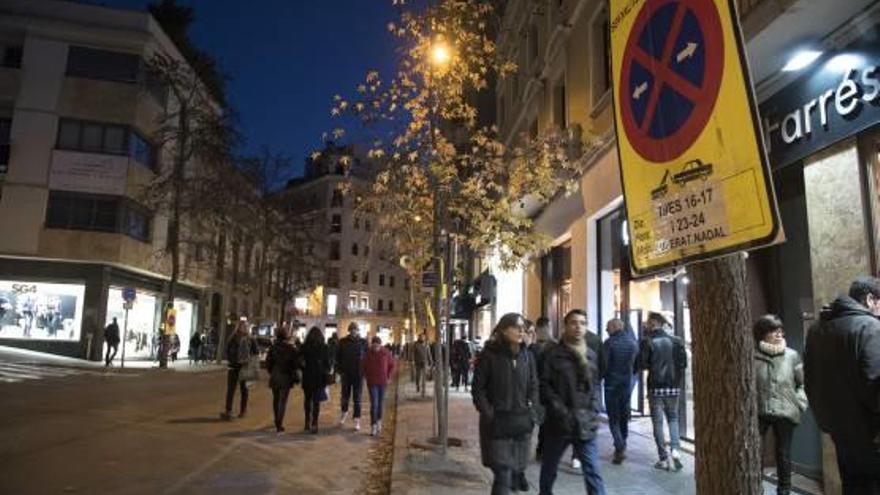 Gent passejant pel carrer Guimerà, ahir a la tarda. Fins a quarts de 8 no es va encendre la il·luminació nadalenca