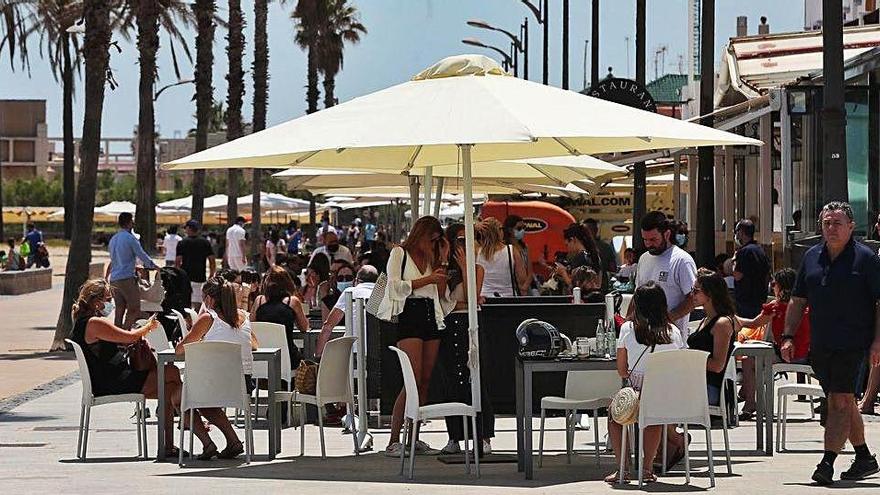 Ambiente en las terrazas tras pasar de fase la C. Valenciana al completo.