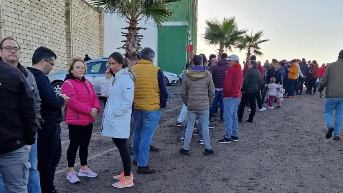 Cientos de personas forman cola en el Príncipe Felipe para comprar entradas del Cacereño-Real Madri