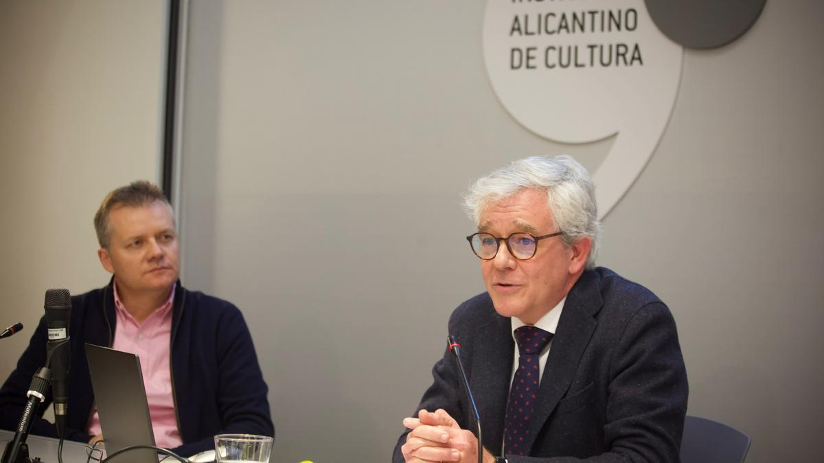 Armando Ortuño y Francisco Llopis, en la mesa organizada en el Instituto Juan Gil-Albert.