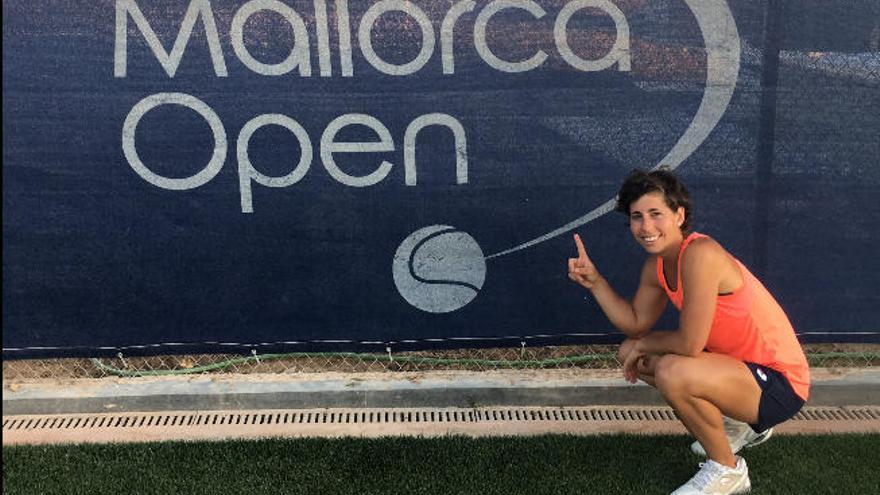 Carla Suárez, ante el cartel del Mallorca Open.