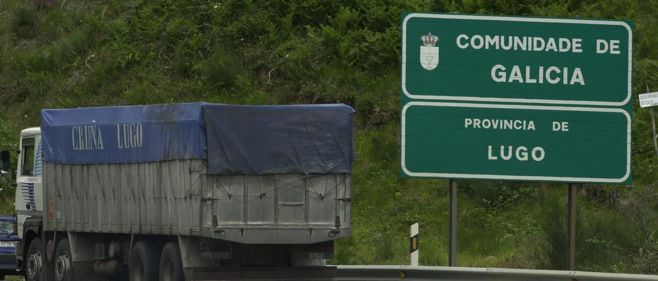 Un camión circula por la Nacional VI en la entrada a Galicia desde León.