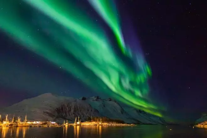 Auroras boreales en Noruega, noches de invierno sobre fiordos e islas árticas