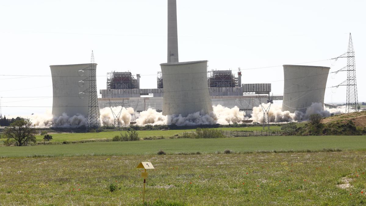 La demolición de las torres de refrigeración de la térmica de Andorra se ejecutó el 13 de mayo de 2022 e hizo temblar todo el entorno.