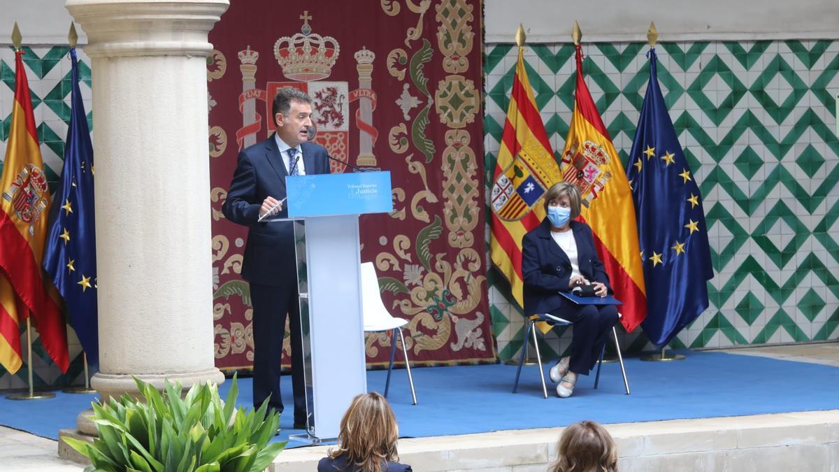 El presidente del TSJA, de pie, durante su discurso. Sentada, a la derecha de la imagen, la fiscal jefe de Aragón, María Asunción Losada.