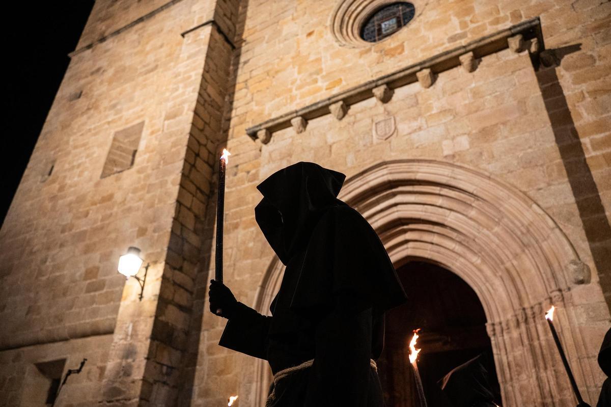 El Cristo Negro: la procesión cacereña que sale a medianoche y que atrae a miles de personas cada Miércoles Santo