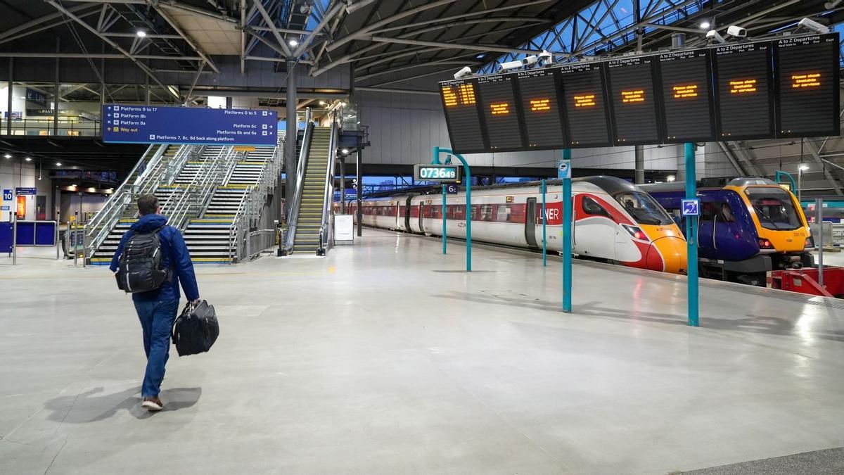 Plataformas casi vacías en la estación de tren de Leeds durante la huelga conjunta de maquinistas, maestros, personal universitario y funcionarios públicos en Reino Unido 