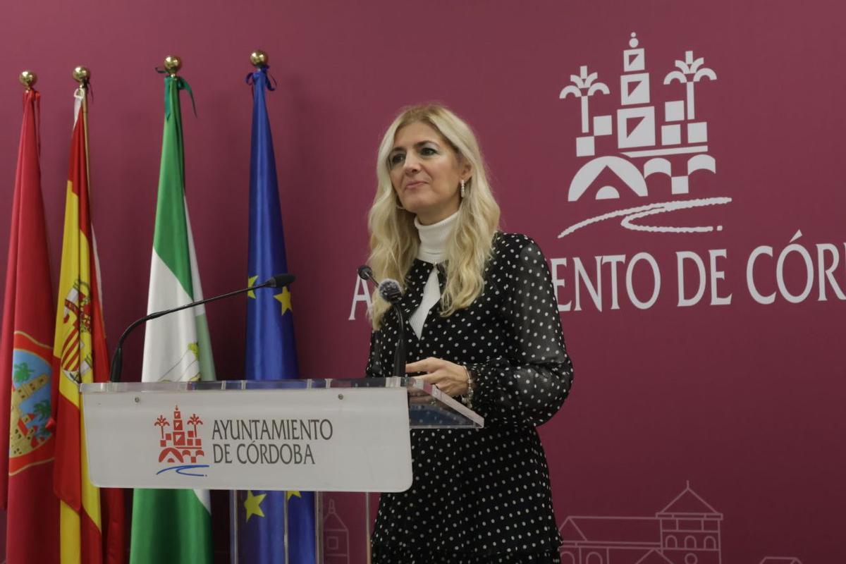 Lourdes Morales en la Sala de Prensa del Ayuntamiento de Córdoba presentando las Subvenciones 2026 para el Centro Histórico