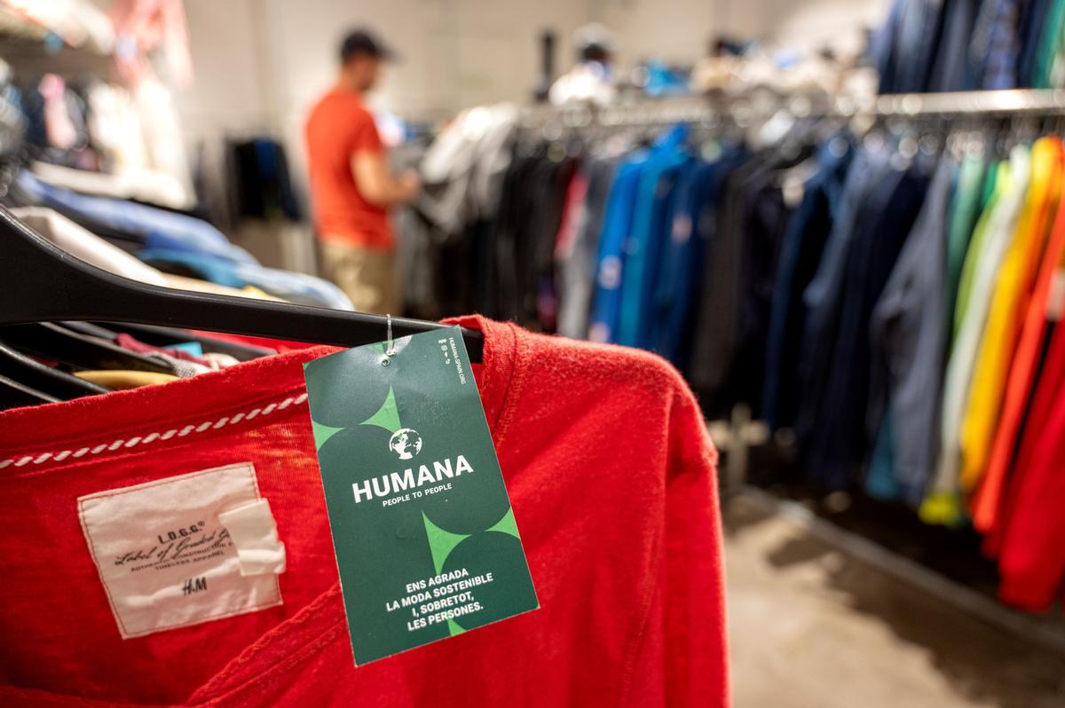 Interior de una de las tiendas de ropa de segunda mano Humana.