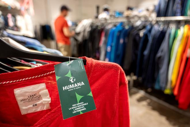 Interior de una de las tiendas de ropa de segunda mano Humana.