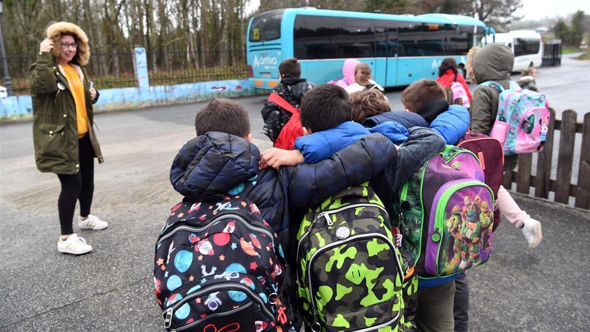 Servicio de acompañamiento en autobús a niños que viven en núcleos alejados de la escuela, en Monfero.