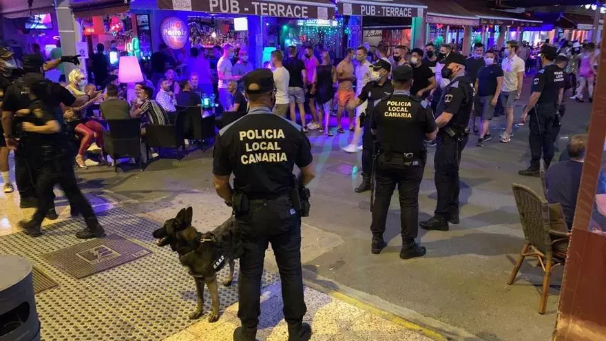 Desalojos y multas en el Yumbo entre los más fieles al Maspalomas Pride