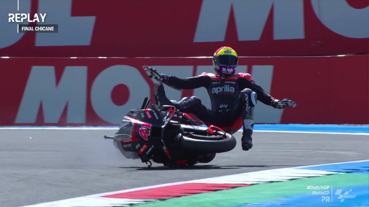 Caída de Aleix Espargaró durante la Práctica 1 del Gran Premio de los Países Bajos de MotoGP