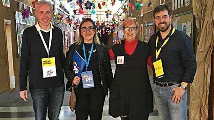 Els quatre candidats, de Junts per Puigcerdà, PP, PSC i ERC, ahir al col·legi electoral Alfons I de Puigcerdà esperant els resultats