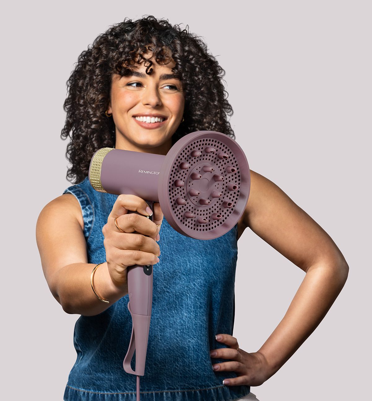 Secador Remington Airvive EC8930. Motor digital, tecnología Ionic Air y difusor para definir el rizo sin encrespamiento.