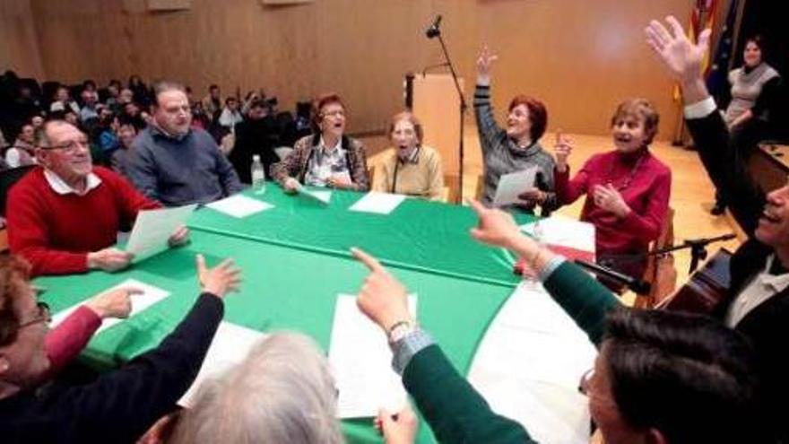 Algunos de los enfermos de Alzhéimer del taller, junto al profesor de música, en la actuación.