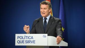 Archivo - El presidente del Partido Popular, Alberto Núñez Feijóo, durante una rueda de prensa, en la sede del PP en Génova, a 12 de junio de 2025, en Madrid (España).