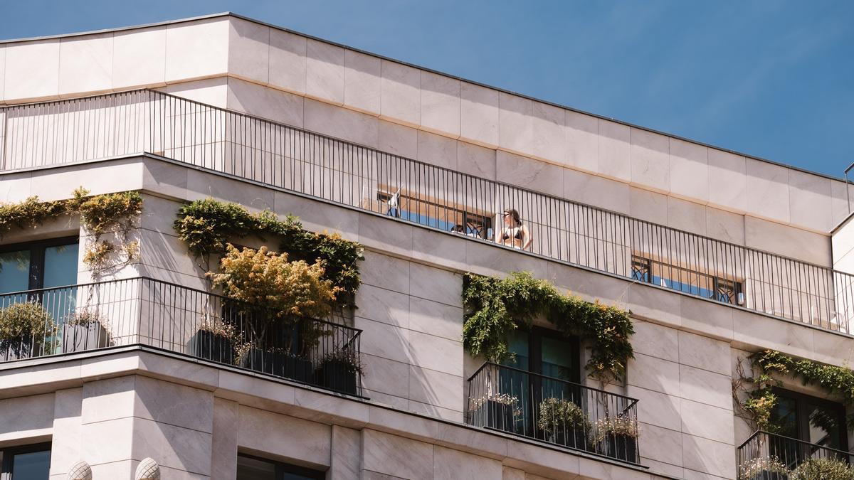 10.04.2023. MADRID. Imágenes exteriores de los apartamentos de lujo situados en el complejo de Canalejas, en Madrid. Foto: Alba Vigaray